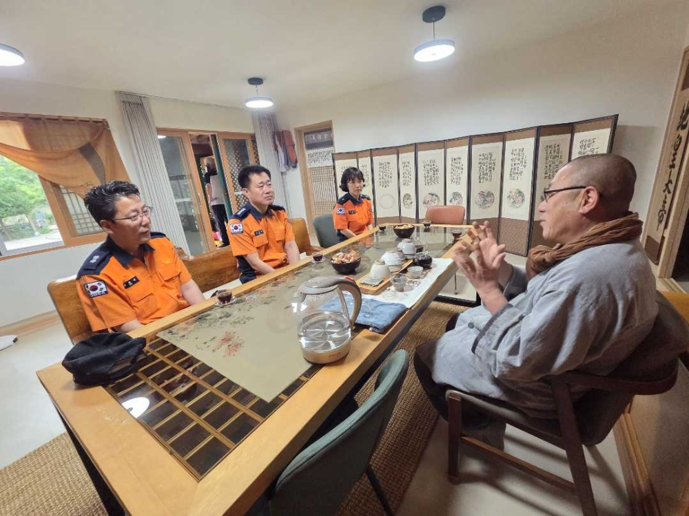 김진문 강릉소방서장, 봄철 부처님 오신 날 대비 전통사찰 현장점검 실시.jpg