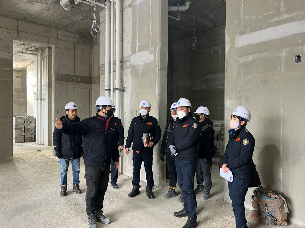 25.12.9. 홍천소방서, 겨울철 대형 공사장 화재예방을 위한 현장안전지도 실시 1.jpg