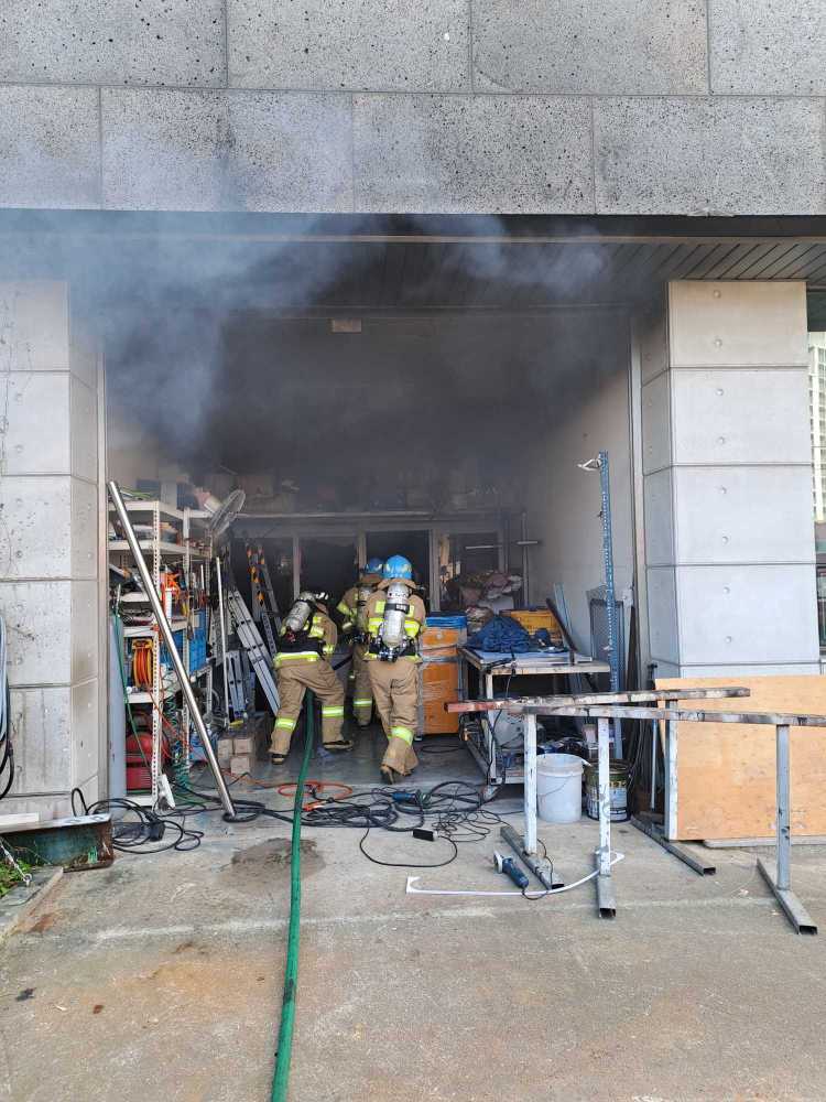 1223 동해 송정동 상가 1층 화재 소방활동 사진.jpg