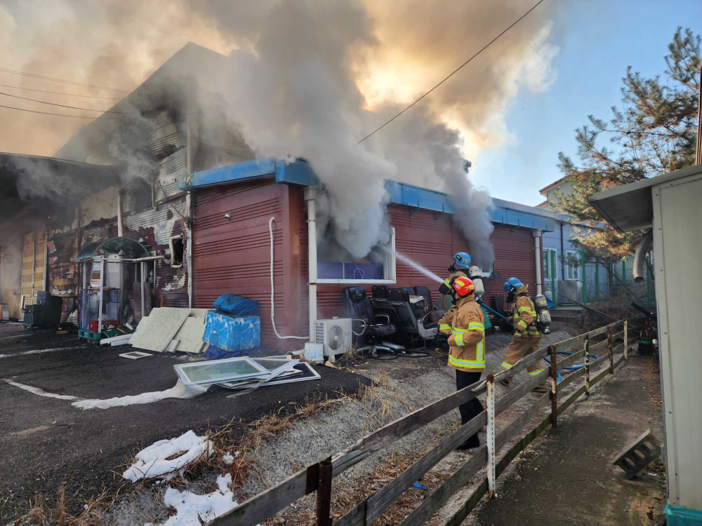 1001 춘천 동내면 창고화재 소방활동 사진1.jpg