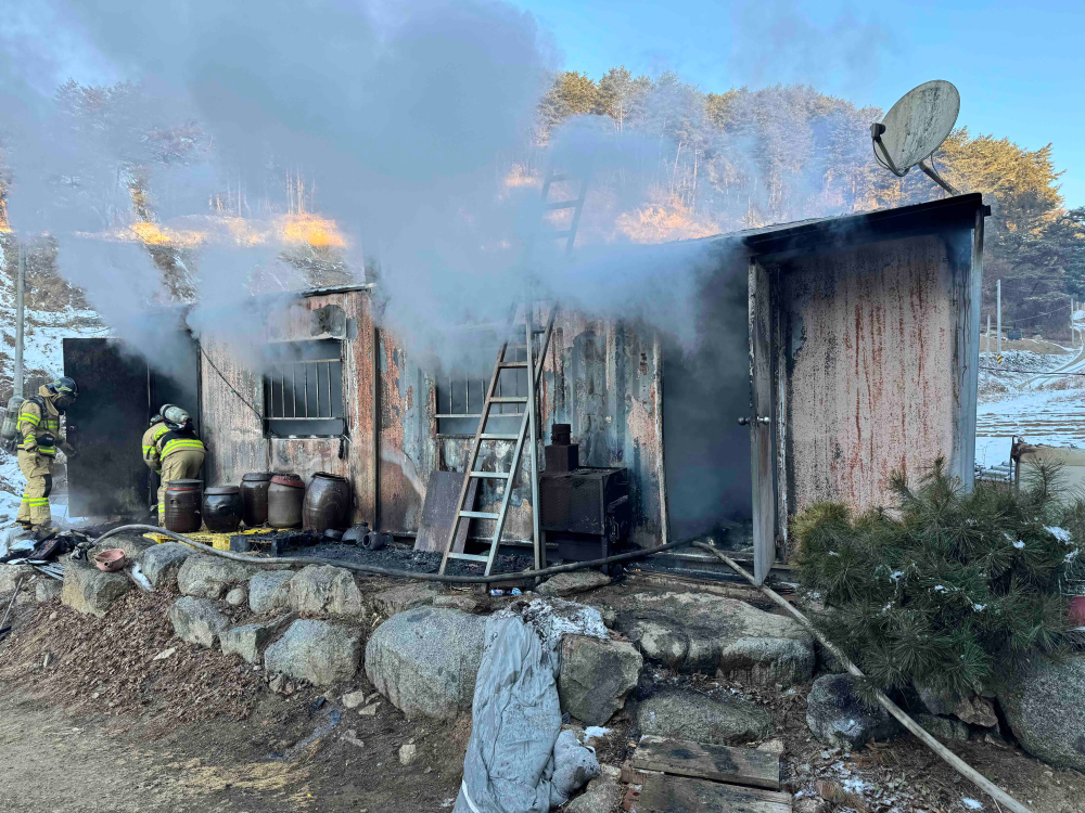 0756 인제 기린면 컨테이너 화재.jpg