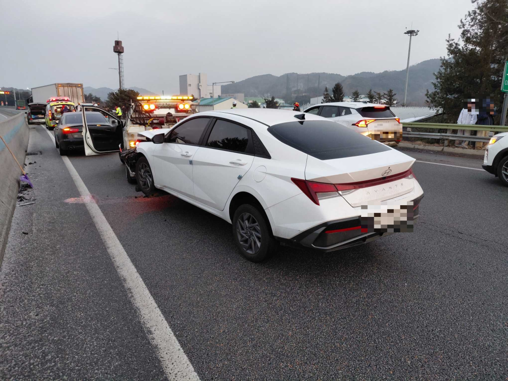 1734 횡성 영동고속도로 횡성휴게소 안흥방향 5중 추돌.jpg