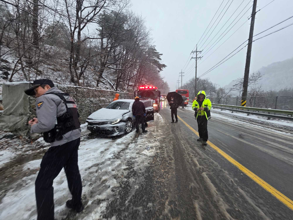 1647 양양 서면 오색리 눈길 3중 추돌사고-1.jpg