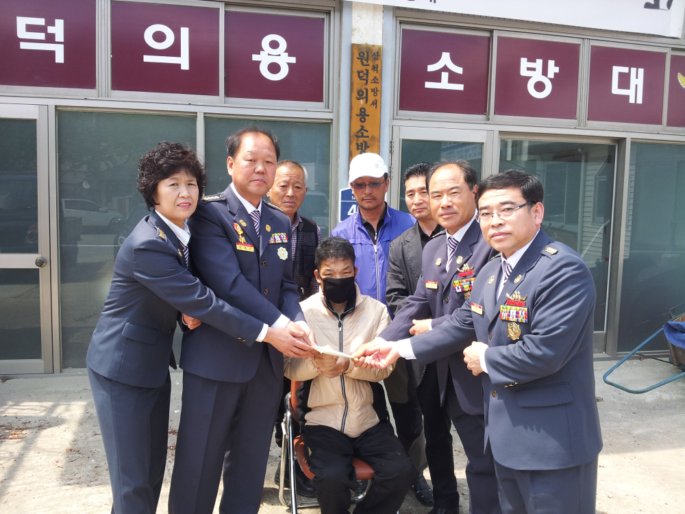 성금전달_사진.jpg