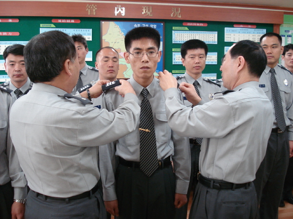 변환_계급장 부착3.JPG