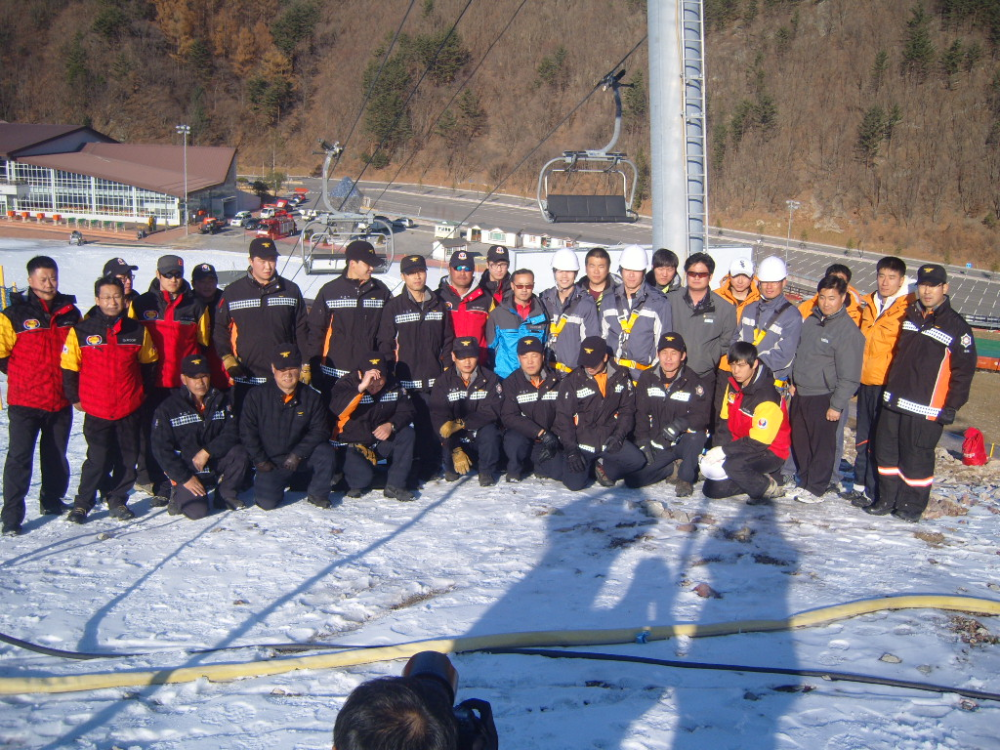 오투구조자와_태백구조대훈련자단체사진.JPG