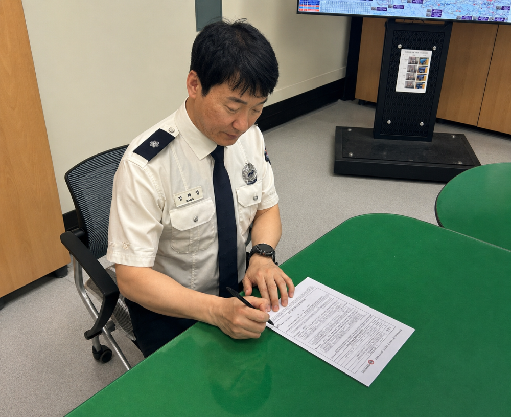 성금전달식 서명.png