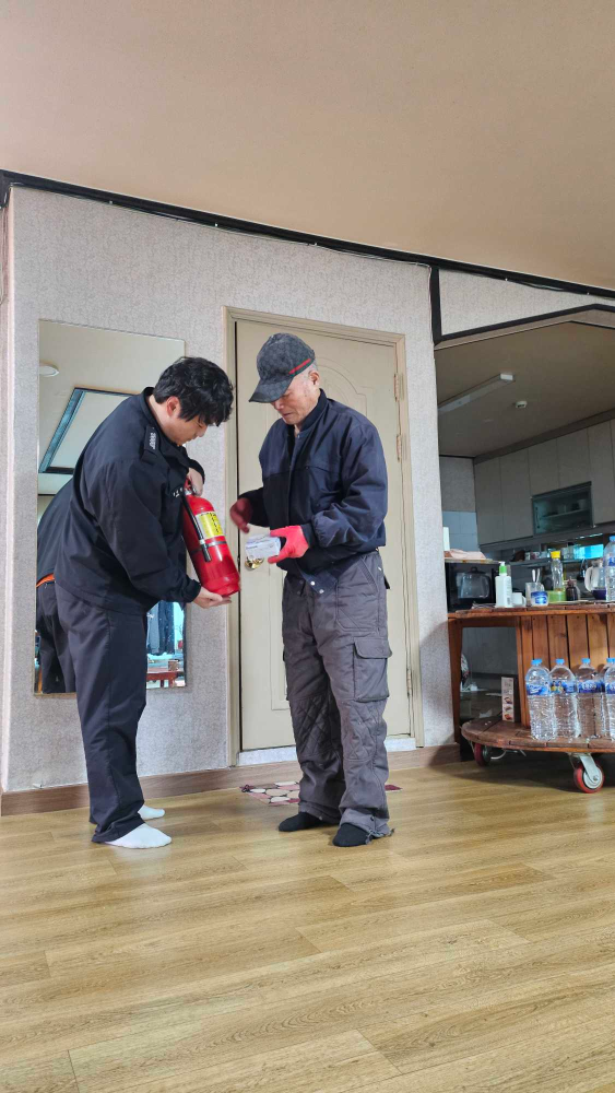 2. 소규모 숙박시설 대상 소화기 및 감지기 배부.jpg