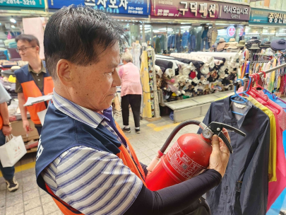 춘천소방서, 은빛 손길 첫 활동...'전통시장 안전 우리가 지킨다'