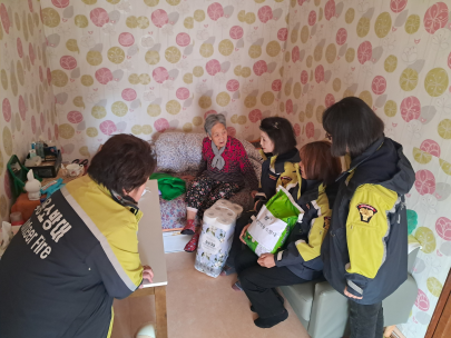 동해소방서 동해여성의용소방대,  독거노인 대상 소방안전돌봄 및 생필품 전달